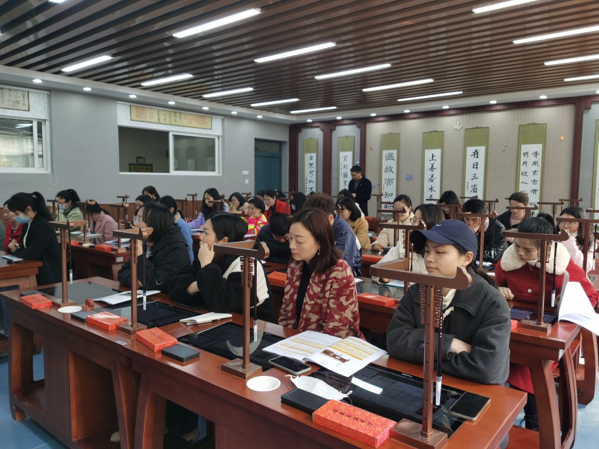 当翰墨与科技撞个满怀时……——长沙县中南小学开展智慧书法教室培训活动