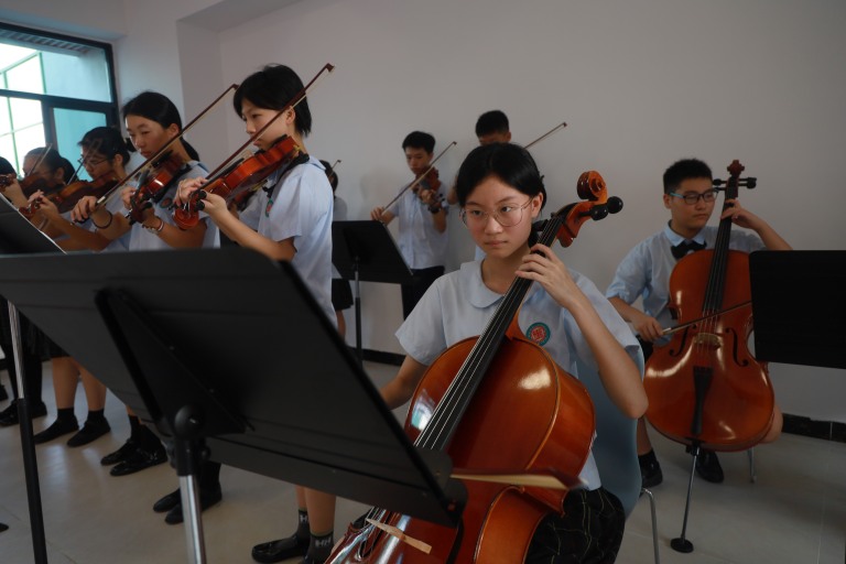 新松中 新征程 新气象——东区松苑中学2025-2026学年第一学期开学典礼暨书记（校长）思政第一课