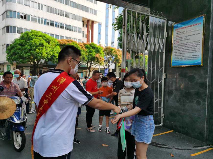 漳州三中志愿者协助新生入学