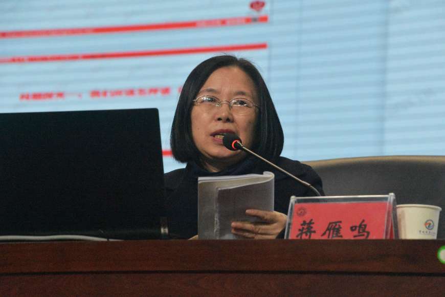 首先,蒋老师对柳晓红老师授出的展示课进行了细致又深刻的评点.