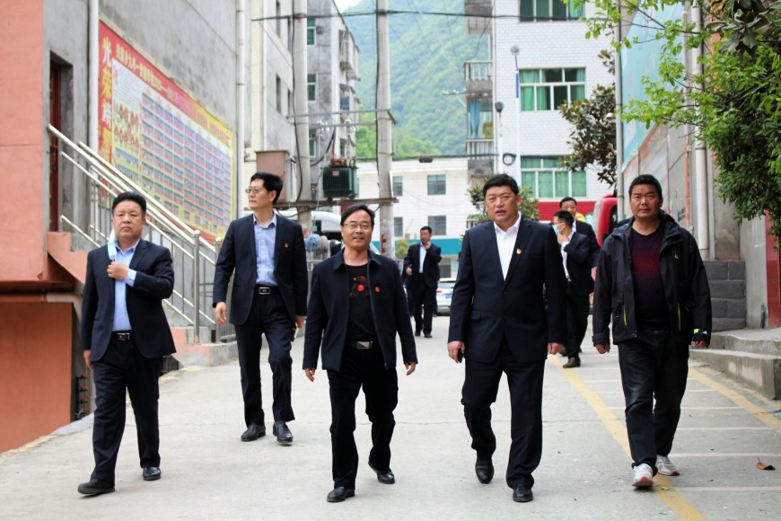 学党史铭初心郧西县教育局局长杨耀东一行深入关防乡九年一贯制学校