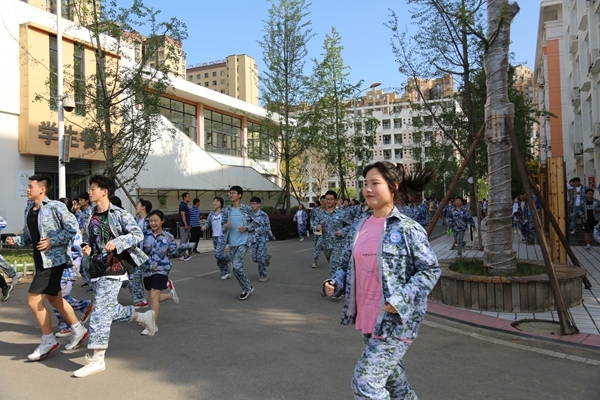 东汽八一中学举行2021年防震减灾应急疏散演练
