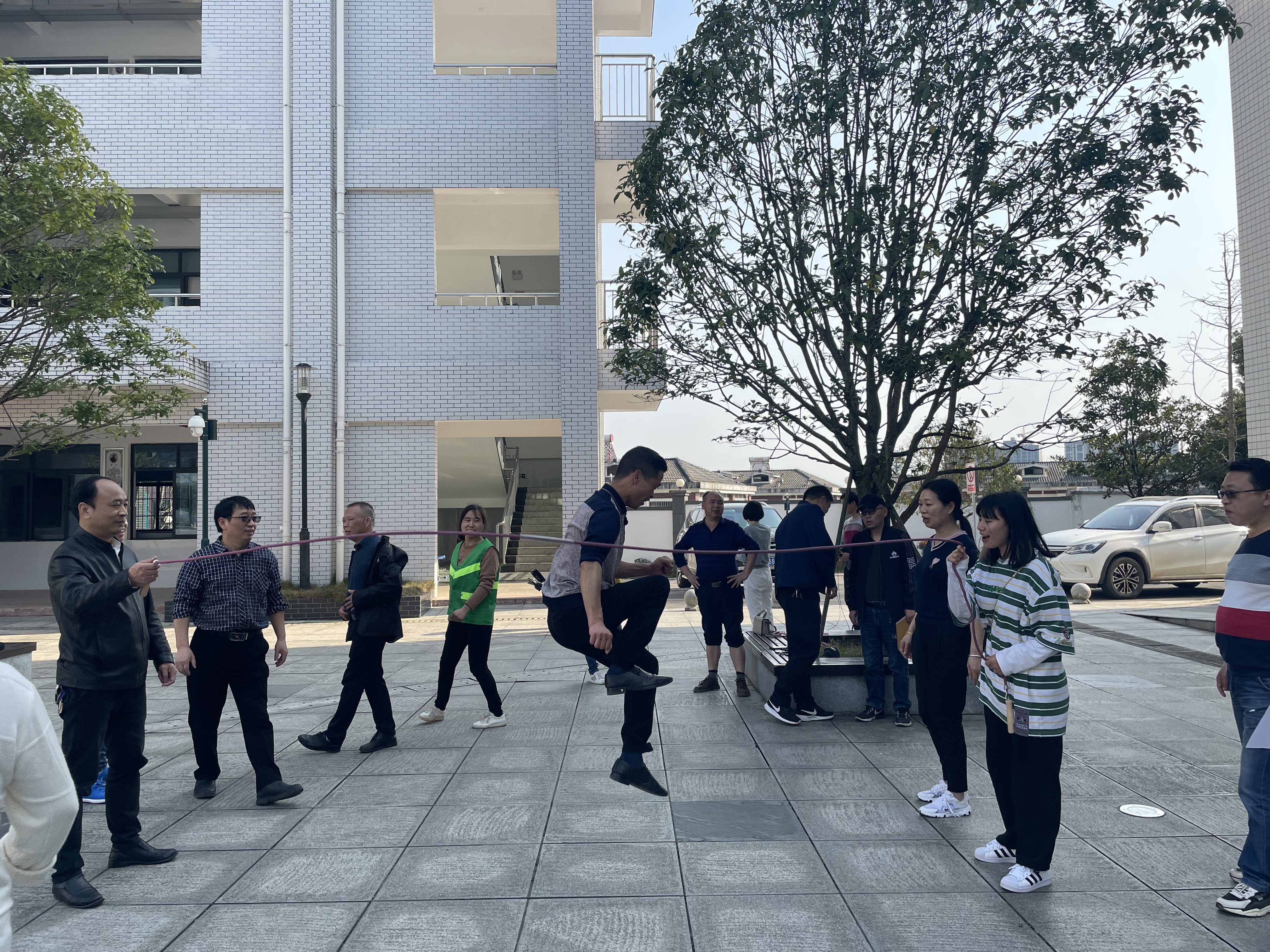 我们的队伍向太阳绳舞飞扬魅力无限望城二中开展教职工跳绳比赛