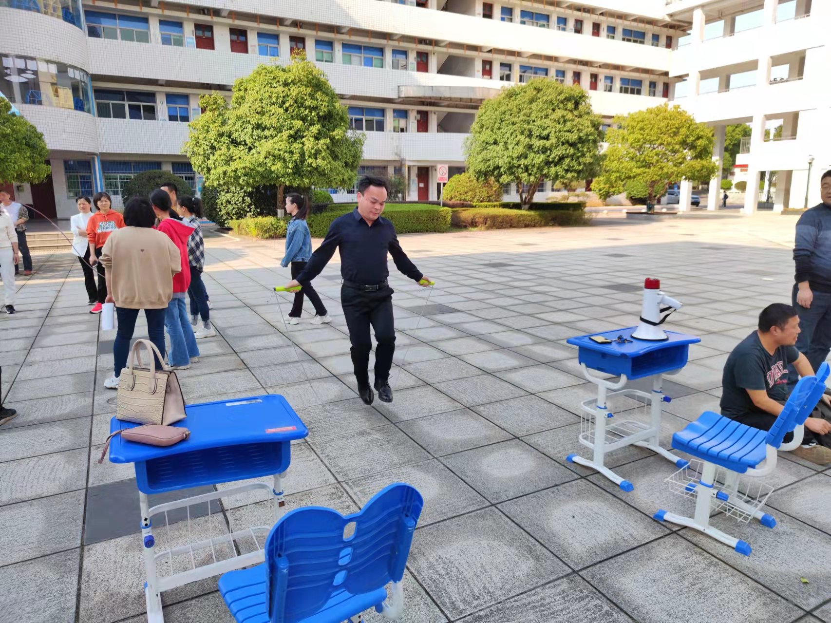 我们的队伍向太阳绳舞飞扬魅力无限望城二中开展教职工跳绳比赛