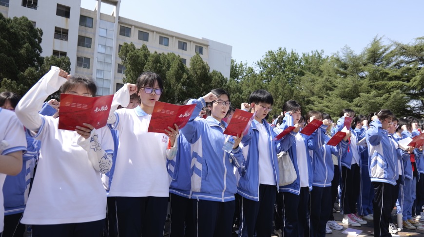 龙口第一中学东校举办2023届成人礼活动十八岁感恩责任立志筑梦