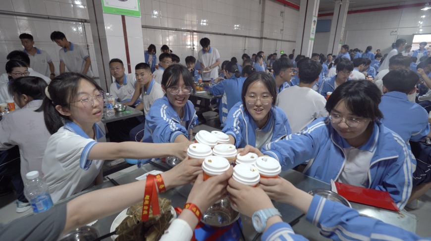 龙口第一中学东校举办2023届成人礼活动十八岁感恩责任立志筑梦