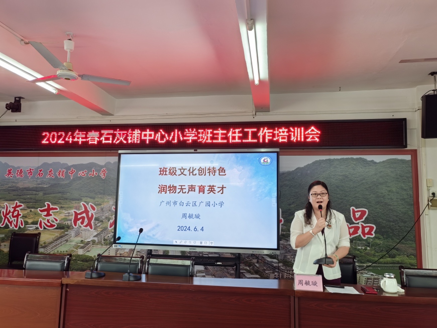 婴儿、蹒跚学步的孩子、女孩、摄影师、摄影、照相机、玩具、紫色、手、把手、座位、椅子、高椅子、桌子、房子、家、游戏室、书籍、书架、孩子