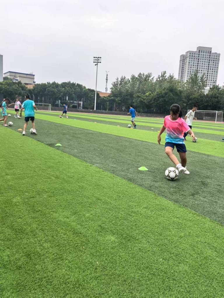 绿茵场上的逆袭传奇与青春赞歌