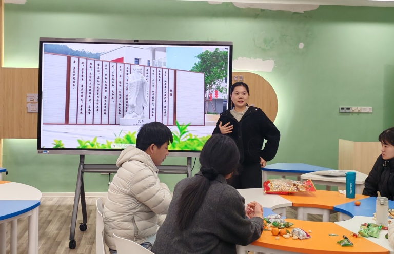 —龙岩二中举办青年教师成长共同体年终茶话会