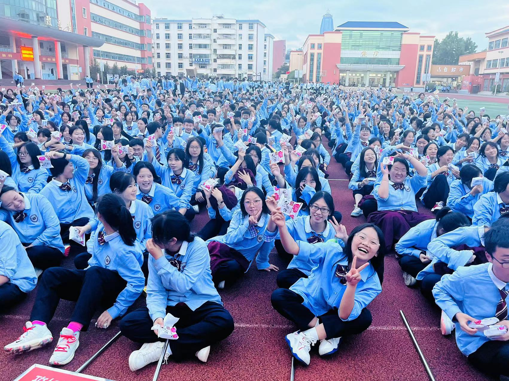 天人中学校服图片图片