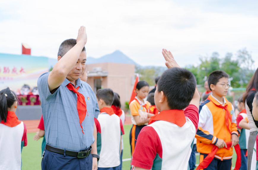 追梦红领巾,劳动助成长