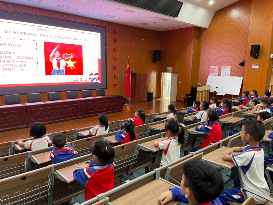 会敬队礼.jpg