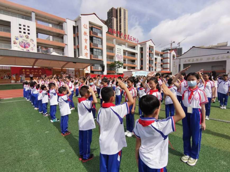 敬队礼 (5).jpg