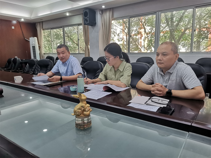 各成员校负责教研工作的人员参加了会议,会议由诗山中学吕劲军副校长