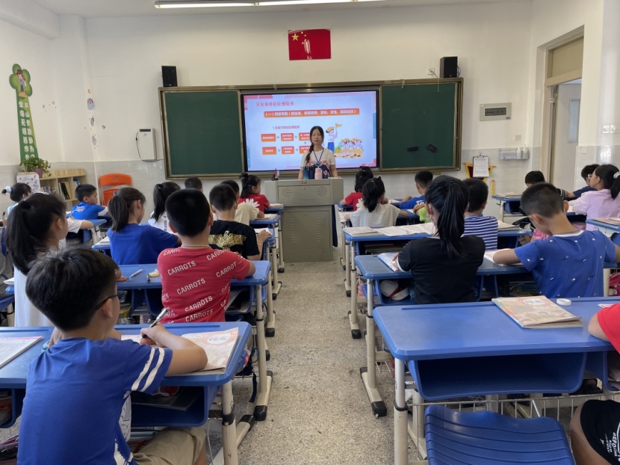 江南水都小学橘园洲校区开展主题为"点亮人生,为生命护航"的系列安全