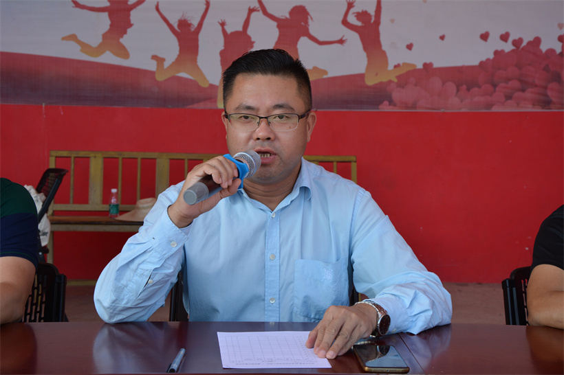 开幕式上,随着洪伟强校长宣布"诗山中学第46届田径运动会开幕"的话音